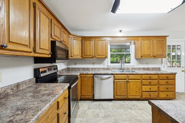 3031 Hartford Dr, Murfreesboro, TN 37129 - kitchen with stainless steel appliances, a sink, and brown cabinetry