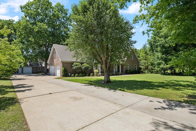 3031 Hartford Dr, Murfreesboro, TN 37129 - obstructed view of property with brick siding and a front lawn