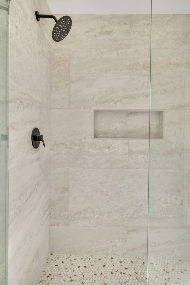 1192 Dalemere Dr, Nashville, TN 37207 - full bath with tiled shower
