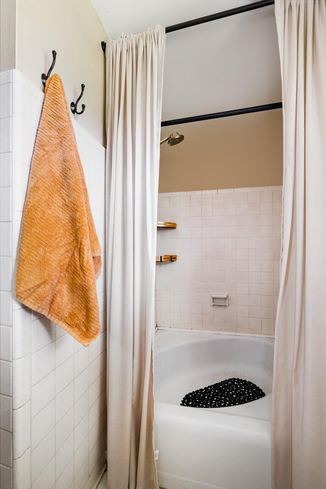 4600 Saunders Ave, Nashville, TN 37216 - full bath featuring shower / tub combo with curtain