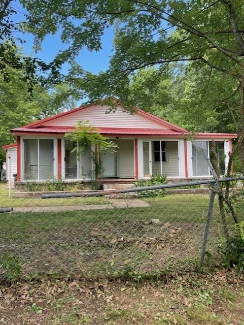 103 E High St, Ethridge, TN 38456 - view of front of house featuring a porch and a fenced front yard