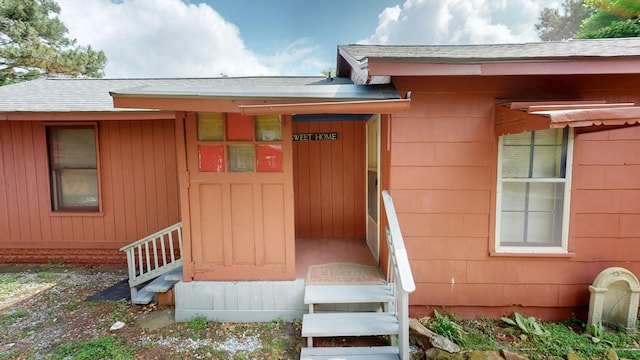 1009 5th Ave W, Springfield, TN 37172 - view of exterior entry featuring roof with shingles