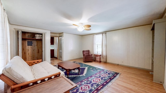 1009 5th Ave W, Springfield, TN 37172 - living area with ceiling fan and light wood-style flooring