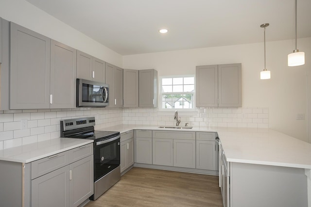 324 Fieldstone Ln, Springfield, TN 37172 - kitchen featuring appliances with stainless steel finishes, gray cabinets, a sink, and recessed lighting