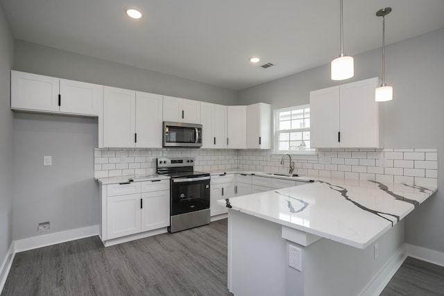 340 Fieldstone Ln, Springfield, TN 37172 - kitchen with stainless steel appliances, a peninsula, white cabinets, a sink, and baseboards
