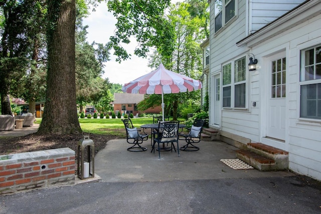 207 Cumberland Cir, Nashville, TN 37214 - view of patio with entry steps and outdoor dining area