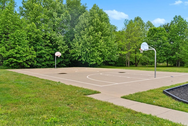 1052 Freedom Dr, Clarksville, TN 37042 - view of sport court with a lawn and community basketball court