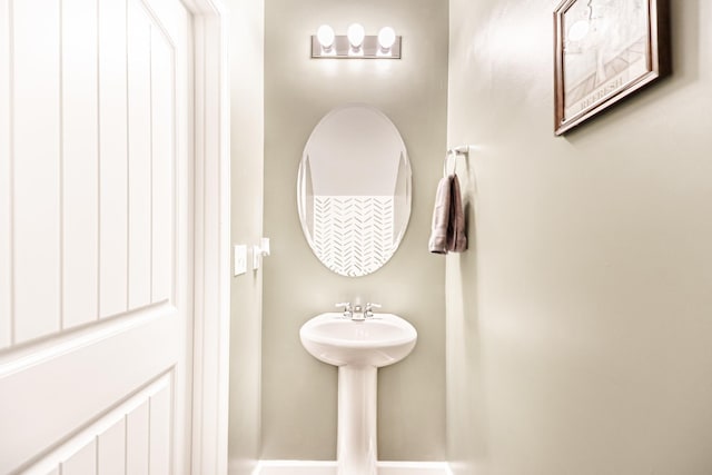 8024 Craighead Dr, Lebanon, TN 37087 - bathroom with baseboards