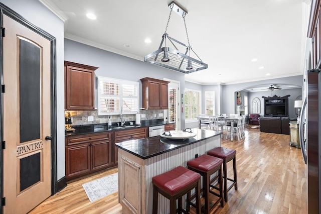 3009 Burnley Ct, Spring Hill, TN 37174 - kitchen with a sink, ceiling fan, light wood-style floors, a breakfast bar, and a center island