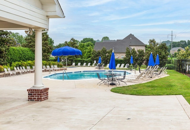 3009 Burnley Ct, Spring Hill, TN 37174 - community pool with a patio area