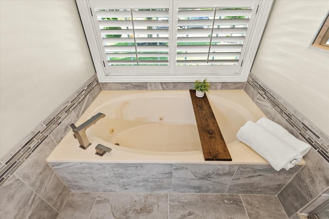 440 Ridgestone Dr, Franklin, TN 37064 - full bath featuring a whirlpool tub