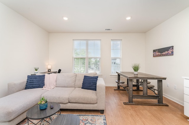 600 E Trinity Ln Unit 20, Nashville, TN 37207 - living area featuring light wood-type flooring, baseboards, and recessed lighting