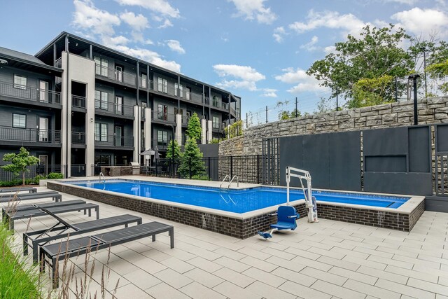 600 E Trinity Ln Unit 20, Nashville, TN 37207 - community pool with a jacuzzi and a patio area