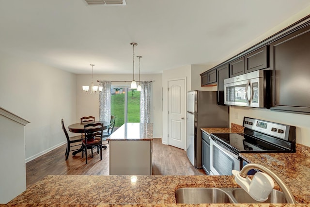 133 Cobblestone Place Dr, Goodlettsville, TN 37072 - kitchen featuring appliances with stainless steel finishes, a chandelier, a sink, and light wood-style floors