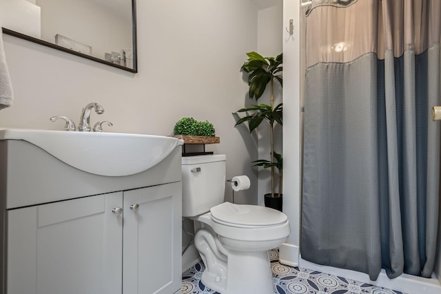 1818 Morningside Ave, Columbia, TN 38401 - full bathroom featuring toilet, a shower with curtain, vanity, and baseboards