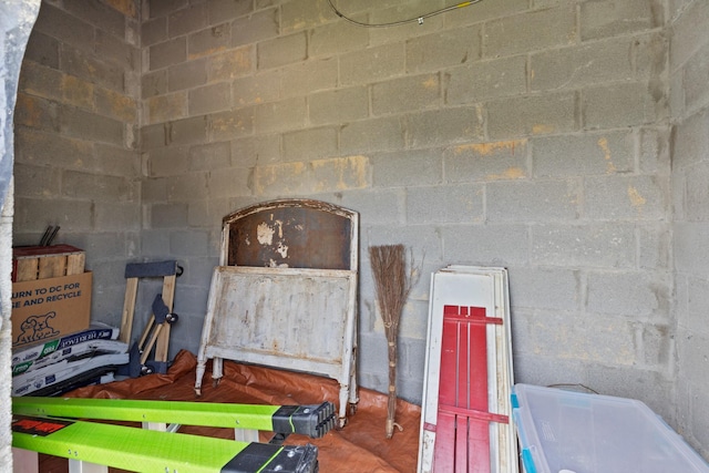 111 Madeleine Way, Kingston Springs, TN 37082 - detailed view of concrete block wall