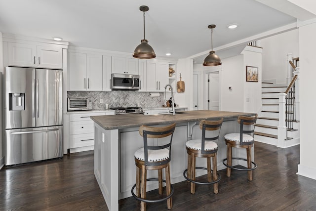 904 Park Crest Ct, Mount Juliet, TN 37122 - kitchen with stainless steel appliances, a sink, dark wood-type flooring, tasteful backsplash, and dark countertops