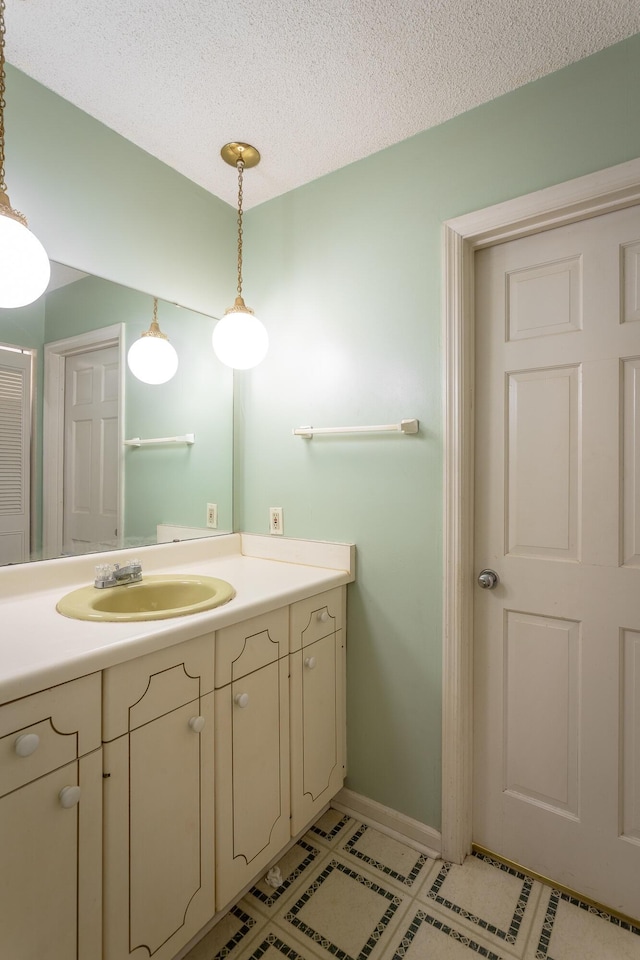 4510 Ravenwood Dr E, Chattanooga, TN 37415 - bathroom featuring vanity, baseboards, and a textured ceiling