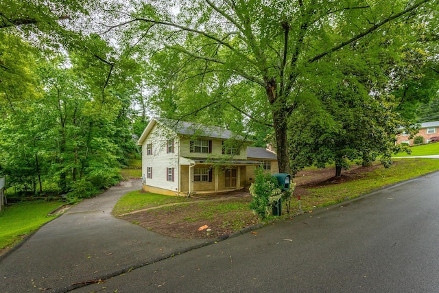 4510 Ravenwood Dr E, Chattanooga, TN 37415 - traditional home featuring covered porch and asphalt driveway