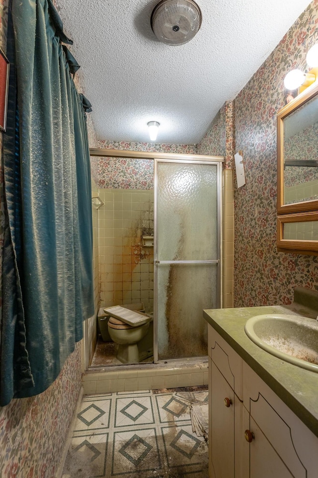 4510 Ravenwood Dr E, Chattanooga, TN 37415 - full bathroom with wallpapered walls, a stall shower, vanity, toilet, and a textured ceiling