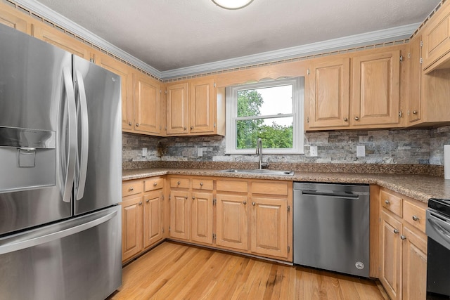 829 Navajo Trl, Mcminnville, TN 37110 - kitchen featuring appliances with stainless steel finishes, a sink, light wood-style floors, crown molding, and tasteful backsplash