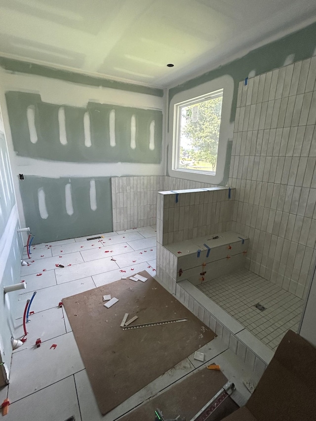 112 Stoneybrook Rd N, Columbia, TN 38401 - bathroom featuring tile walls