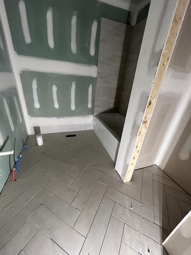 112 Stoneybrook Rd N, Columbia, TN 38401 - bathroom with a bath