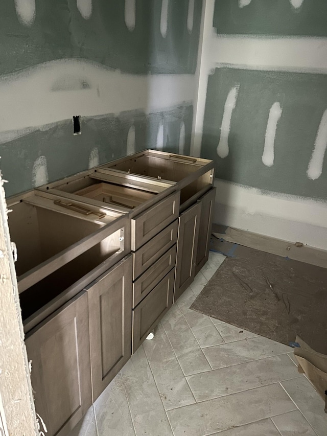 112 Stoneybrook Rd N, Columbia, TN 38401 - full bathroom with marble look tile flooring