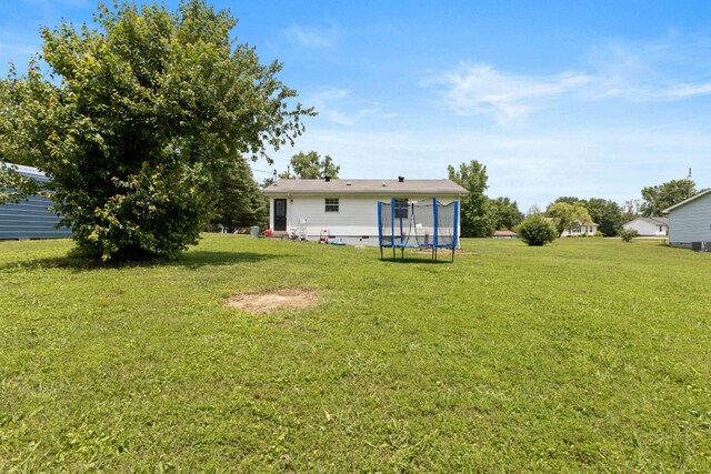 1040 Rebecca Dr, Burns, TN 37029 - view of grassy yard with a trampoline