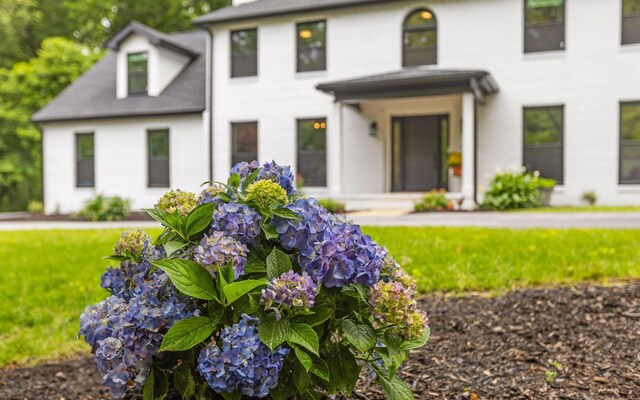 1234 Mountain Brook Cir, Signal Mountain, TN 37377 - view of front of property featuring stucco siding and a front yard