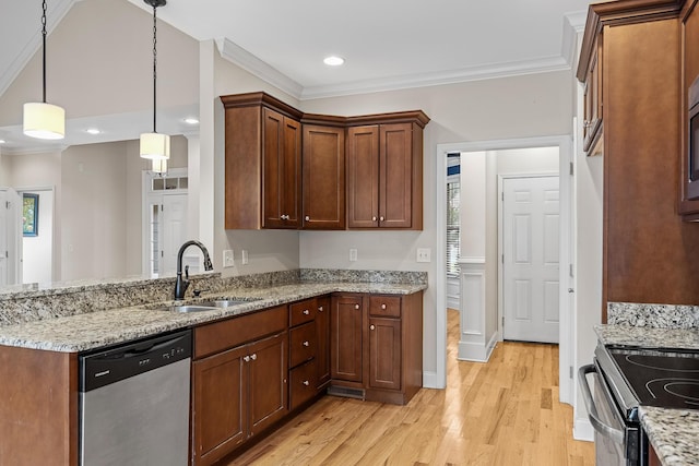 849 Graysville Rd, Chattanooga, TN 37421 - kitchen with appliances with stainless steel finishes, a sink, light wood-style floors, ornamental molding, and a peninsula