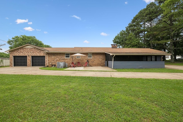 1106 5th Ave, Lawrenceburg, TN 38464 - ranch-style home featuring a front lawn, driveway, and brick siding