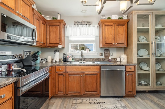 409 Princeton Dr, Lebanon, TN 37087 - kitchen with appliances with stainless steel finishes, a sink, light wood-style flooring, and brown cabinetry