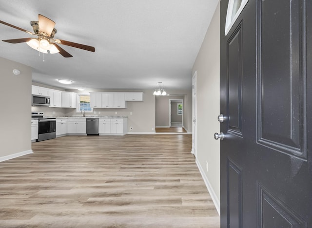 517 Overton Dr, Clarksville, TN 37042 - kitchen featuring appliances with stainless steel finishes, baseboards, a ceiling fan, and light wood-type flooring