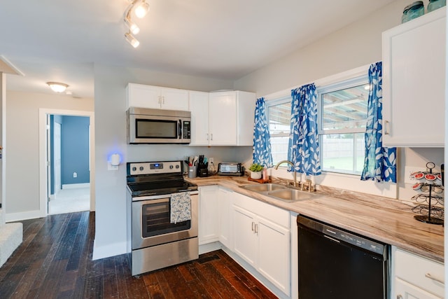 158 W Hite St, Gallatin, TN 37066 - kitchen with appliances with stainless steel finishes, a sink, dark wood-type flooring, and light countertops