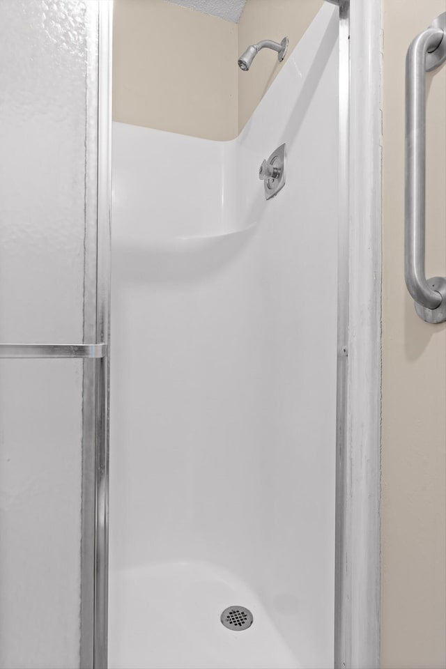3554 Mountain Creek Rd, Chattanooga, TN 37415 - full bath featuring a stall shower