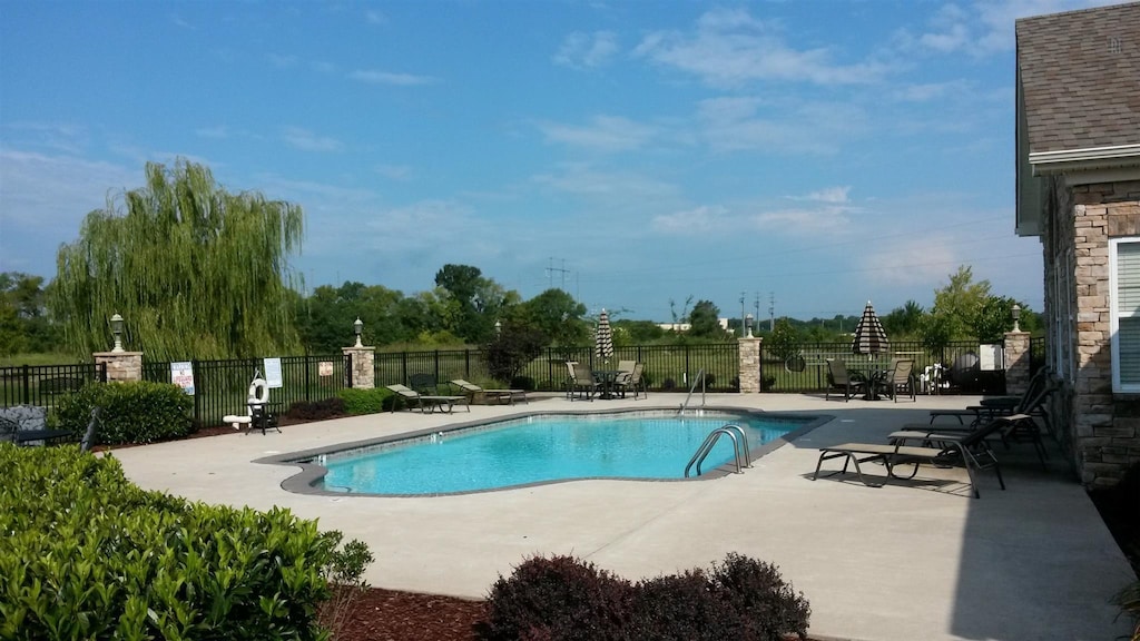 2333 Bridgeway St, Murfreesboro, TN 37128 - community pool with a patio area