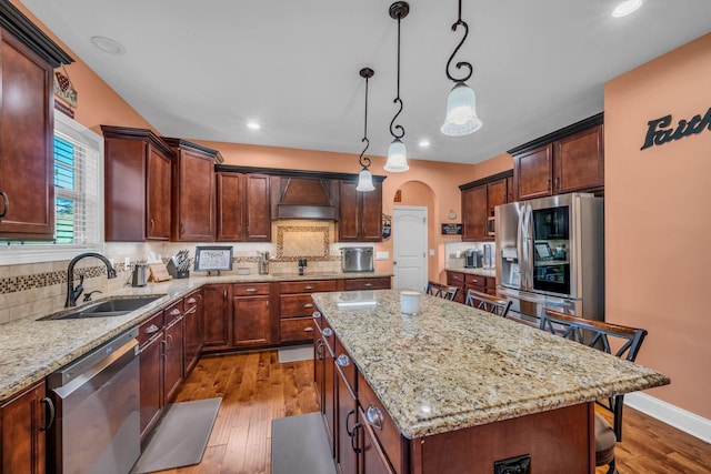 3112 Timberdale Dr, Clarksville, TN 37042 - kitchen featuring stainless steel appliances, a sink, custom range hood, a kitchen island, and arched walkways