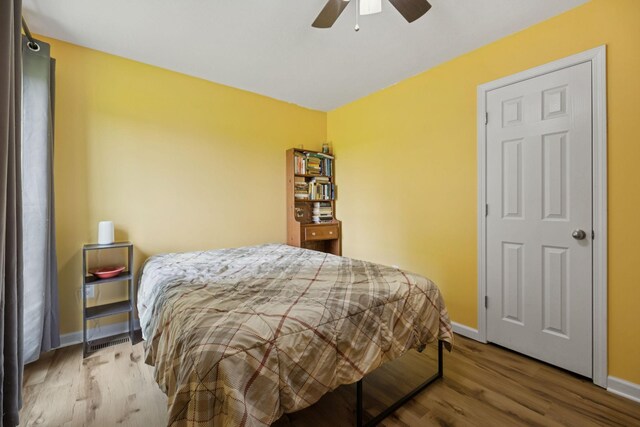 1809 Mosley Ferry Rd, Chapmansboro, TN 37035 - bedroom featuring baseboards, wood finished floors, and a ceiling fan