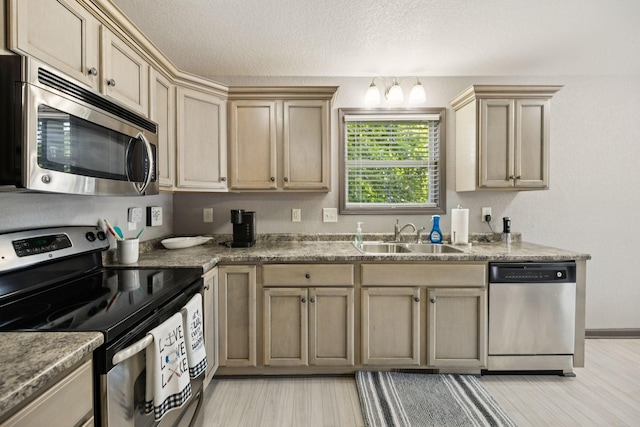 117 Sparrow Ln, Dover, TN 37058 - kitchen with stainless steel appliances, light wood finished floors, and a textured ceiling