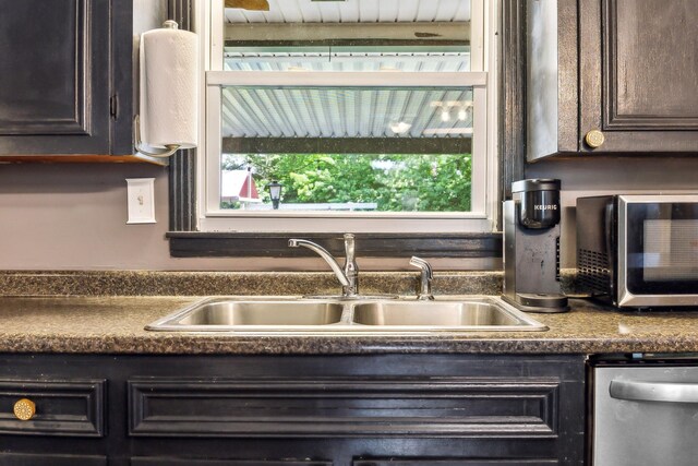 414 Ashe Ave, New Johnsonville, TN 37134 - kitchen with stainless steel appliances, a sink, dark countertops, and dark brown cabinetry