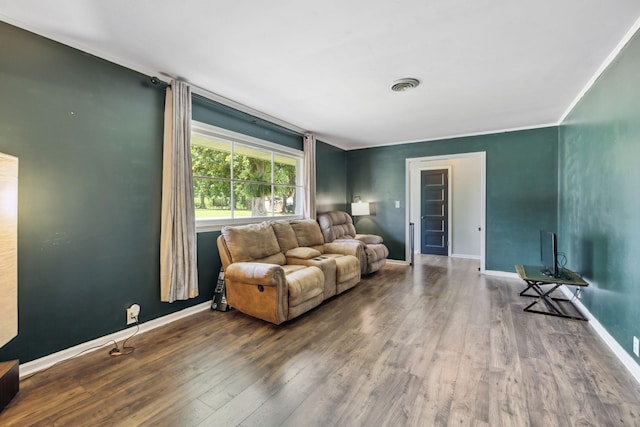 414 Ashe Ave, New Johnsonville, TN 37134 - living area with wood finished floors and baseboards