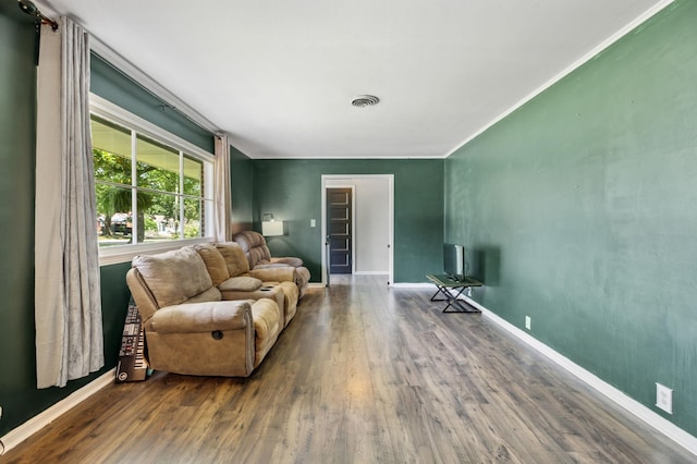 414 Ashe Ave, New Johnsonville, TN 37134 - living area featuring wood finished floors and baseboards