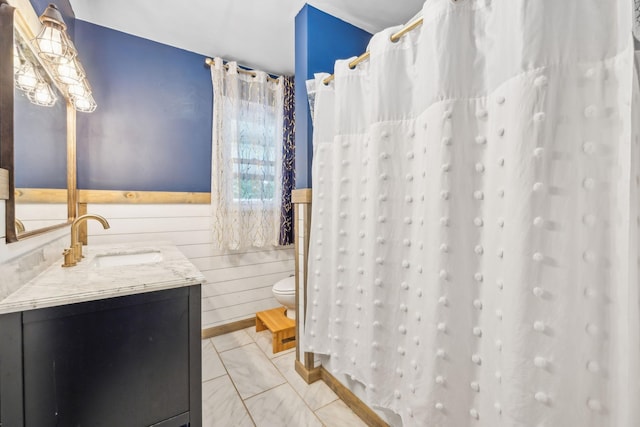 414 Ashe Ave, New Johnsonville, TN 37134 - full bath featuring vanity, toilet, a wainscoted wall, and a shower with curtain