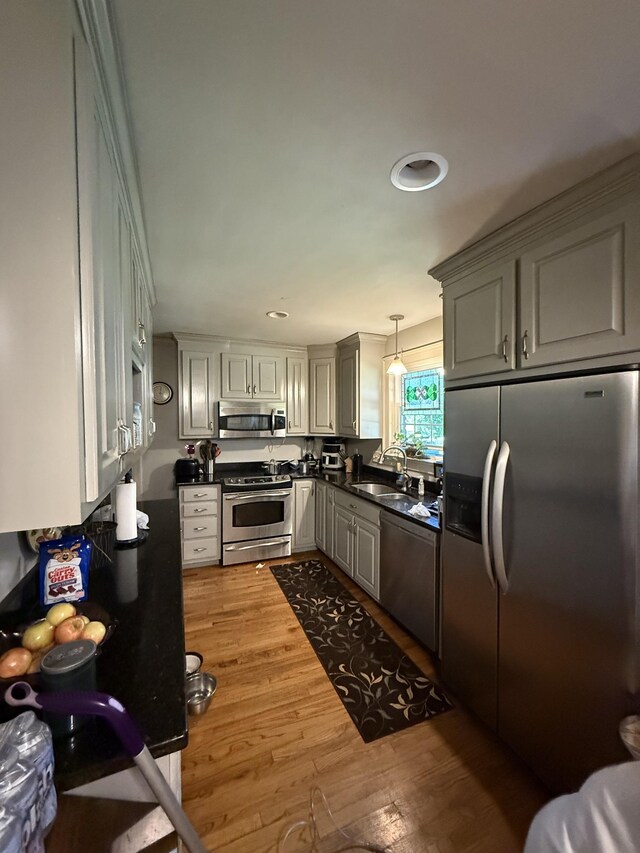 3508 General Bate Dr, Nashville, TN 37204 - kitchen featuring stainless steel appliances, dark countertops, wood finished floors, a sink, and recessed lighting