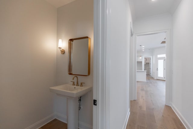 3174 Long Branch Cir, Franklin, TN 37064 - bathroom featuring wood finished floors, baseboards, and ornamental molding