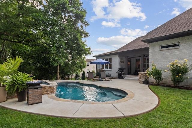 1076 Pretender Way, Columbia, TN 38401 - view of swimming pool with a patio area, a pool with connected hot tub, and a yard