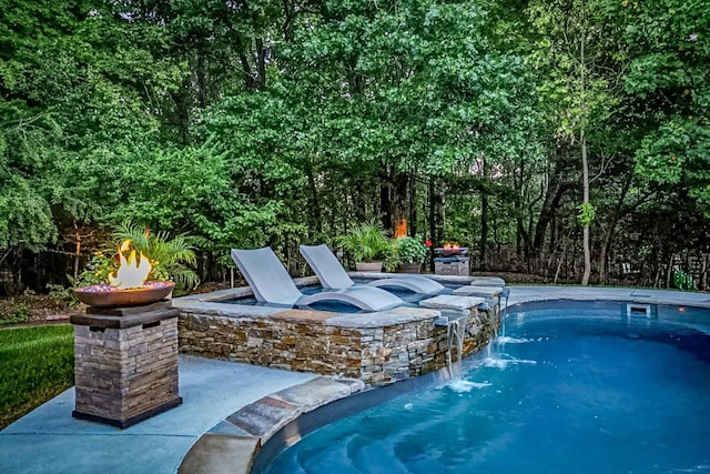 1076 Pretender Way, Columbia, TN 38401 - outdoor pool featuring an in-ground hot tub