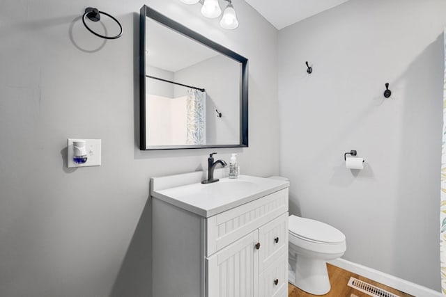 97 Whitefield Ln, Carthage, TN 37030 - full bath featuring toilet, vanity, wood finished floors, baseboards, and curtained shower