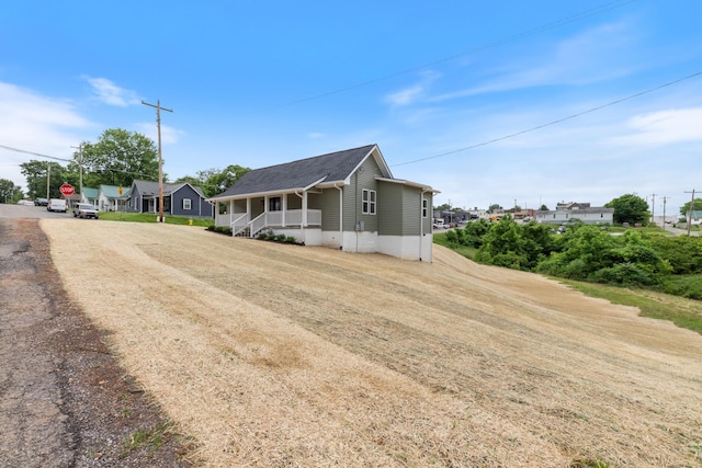 312 N Main St, Dickson, TN 37055 - view of front of house featuring dirt driveway and a porch